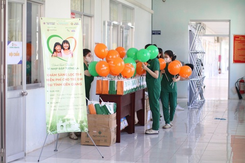 Trung Sơn Pharma và Vinacapital Foundation chung tay ‘vì nhịp đập tương lai’- Ảnh 3. Trung Sơn Pharma tổ chức nhiều hoạt động trong khuôn khổ buổi thăm khám sàng lọc tim tại Kiên Giang