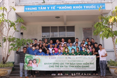 Trung Sơn Pharma và Vinacapital Foundation chung tay ‘vì nhịp đập tương lai’- Ảnh 4. Hơn 500 trẻ tại Kiên Giang đã được khám sàng lọc tim trong ngày 31-5 và 1-6