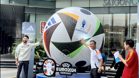 Lộ diện trái bóng Euro 2024 'size khủng' tại Việt Nam- Ảnh 1. Ông Lê Duy Linh - tổng giám đốc Adidas Việt Nam và blogger NickQ Trần