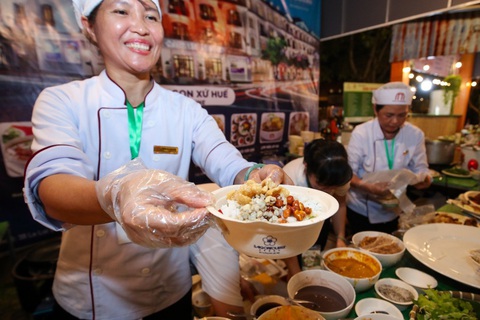 Đua nhau mở chợ đêm, nhưng đừng làm theo kiểu 'lẩu thập cẩm'- Ảnh 1. Ẩm thực Việt Nam với các món ăn của mỗi vùng miền góp phần thu hút khách du lịch - Ảnh: Tư liệu TTO