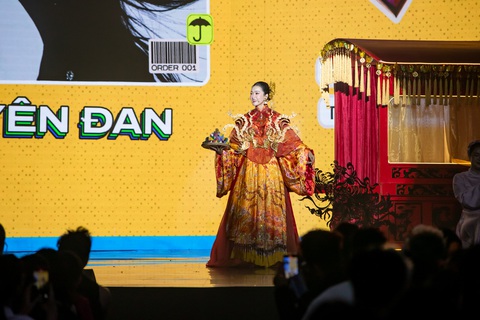 Team Phạm Thoại 'đại thắng' tại chung kết Ngôi sao chốt đơn 2024- Ảnh 1. Trải qua nhiều phần thi nhóm và thi cá nhân, đặc biệt là phần livestream chốt đơn trực tiếp trong 10 phút ngay trên TikTok Shop, Yên Đan - thí sinh của team Phạm Thoại - đã có phần thi ấn tượng và chính thức giành giải quán quân của Ngôi sao chốt đơn mùa đầu tiên.