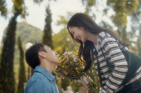 Cả hai khắc họa đôi lứa ở khoảnh khắc mới yêu, tươi mới và e ấp - Ảnh: Chụp màn hình Cả hai khắc họa đôi lứa ở khoảnh khắc mới yêu, tươi mới và e ấp - Ảnh chụp màn hình