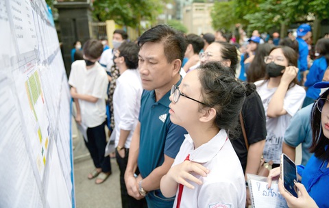 Vẻ lo lắng, hồi hộp của cả phụ huynh lẫn học sinh trước kỳ thi vào lớp 10 ở Hà Nội - Ảnh: NAM TRẦN Vẻ lo lắng, hồi hộp của cả phụ huynh lẫn học sinh trước kỳ thi vào lớp 10 ở Hà Nội - Ảnh: NAM TRẦN