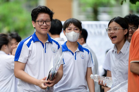 Sáng nay 106.000 thí sinh Hà Nội thi vào lớp 10 môn văn- Ảnh 1. Thí sinh đến điểm thi vào lớp 10 tại điểm thi Trường THCS Mễ Trì, Nam Từ Liêm, Hà Nội - Ảnh: NAM TRẦN