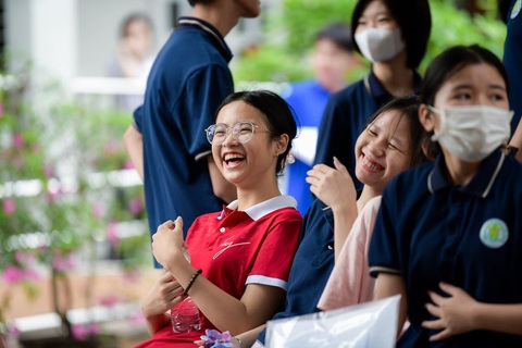 Sáng nay 106.000 thí sinh Hà Nội thi vào lớp 10 môn văn- Ảnh 3. Thí sinh thoải mái trước giờ thi tại điểm thi Trường THCS Mễ Trì, Nam Từ Liêm, Hà Nội - Ảnh: NAM TRẦN