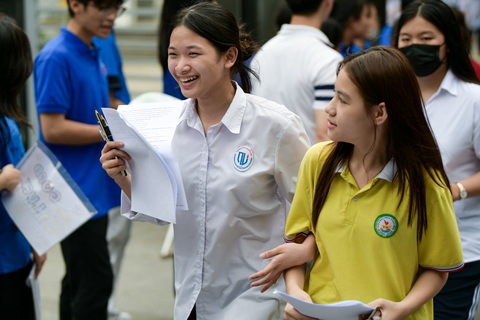 Đề thi tiếng Anh tuyển sinh lớp 10 Hà Nội: Vừa sức, không đánh đố- Ảnh 12. Vẻ nhẹ nhõm của các thí sinh sau khi thi xong môn thứ hai - Ảnh: NAM TRẦN