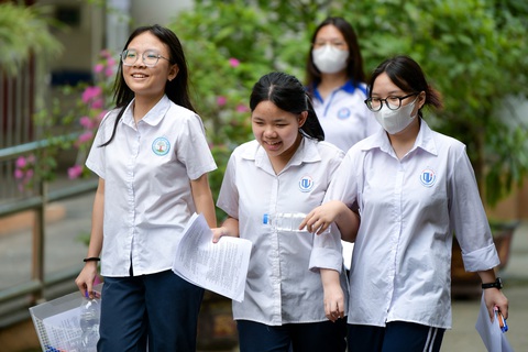 Hà Nội bác tin lộ đề văn tuyển sinh vào lớp 10- Ảnh 1. Thí sinh sau khi thi môn văn - Ảnh: NAM TRẦN
