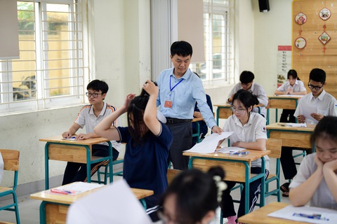 Đề văn lớp 10 Hà Nội ra tác phẩm Đồng chí, nhiều thí sinh ‘lệch tủ’- Ảnh 3. Giám thị làm nhiệm vụ trước giờ thi môn văn tuyển sinh lớp 10 Hà Nội sáng 8-6 - Ảnh: NAM TRẦN
