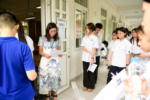 Sáng nay 106.000 thí sinh Hà Nội thi vào lớp 10 môn văn- Ảnh 5. Giám thị gọi tên thí sinh vào phòng thi - Ảnh: NAM TRẦN