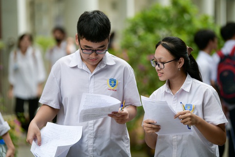 Tin tức sáng 9-6: SCB thanh lý loạt xe chở tiền, có chiếc chỉ hơn 100 triệu đồng- Ảnh 2. Các thí sinh tham dự kỳ thi THPT tại Hà Nội - Ảnh: NAM TRẦN