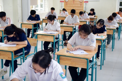 Đề văn lớp 10 Hà Nội ra tác phẩm Đồng chí, nhiều thí sinh ‘lệch tủ’- Ảnh 4. Thí sinh dự thi môn văn tuyển sinh lớp 10 Hà Nội sáng 8-6 - Ảnh: NAM TRẦN