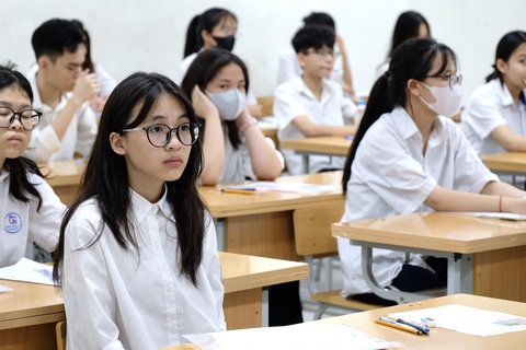 Thí sinh vào phòng, chuẩn bị làm bài thi môn ngữ văn tại điểm thi THCS Thạch Bàn, Long Biên - Ảnh: NGUYÊN BẢO Thí sinh vào phòng, chuẩn bị làm bài thi môn ngữ văn tại điểm thi THCS Thạch Bàn, Long Biên - Ảnh: NGUYÊN BẢO