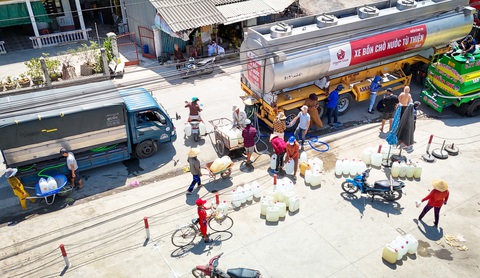 Cao điểm hạn mặn tháng 4-2024, cuộc sống của người dân ở xã Tân Phước, Gia Thuận (huyện Gò Công Đông, tỉnh Tiền Giang) đảo lộn vì thiếu nước sạch - Ảnh: PHƯƠNG QUYÊN Cao điểm hạn mặn tháng 4-2024, cuộc sống của người dân ở xã Tân Phước, Gia Thuận (huyện Gò Công Đông, tỉnh Tiền Giang) đảo lộn vì thiếu nước sạch - Ảnh: PHƯƠNG QUYÊN