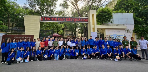 Tiếp sức cho tình nguyện viên Tiếp sức mùa thi- Ảnh 2. Đội hình Tiếp sức mùa thi sẵn sàng tiếp sức cho các sĩ tử trong kỳ tuyển sinh vào lớp 10 - Ảnh: HSV