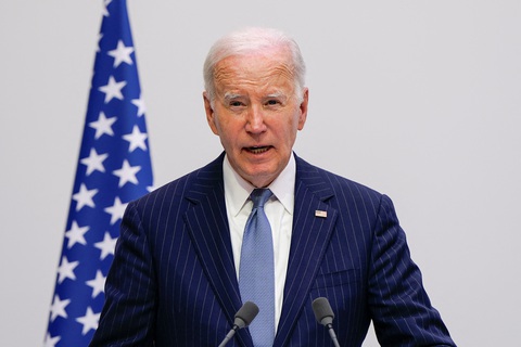 Tổng thống Biden lo ông Putin 'sẽ không dừng lại ở Ukraine'- Ảnh 1. Tổng thống Mỹ Joe Biden phát biểu trước báo giới khi xuất hiện cùng Tổng thống Pháp Emmanuel Macron tại Điện Elysee, Paris, Pháp ngày 8-6 - Ảnh: REUTERS