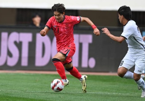 U19 Việt Nam bị U19 Hàn Quốc đánh bại- Ảnh 1. U19 Hàn Quốc có trận thắng đầu tiên ở giải - Ảnh: XINHUA