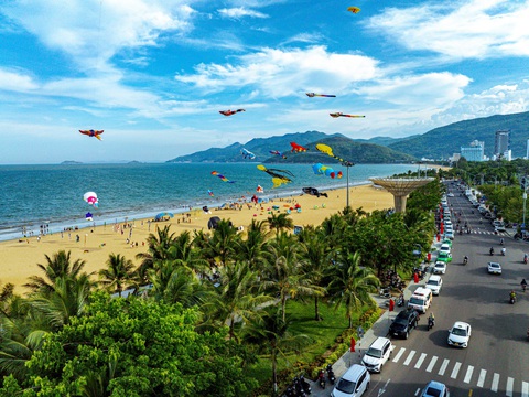Một góc TP Quy Nhơn đẹp thơ mộng với những cánh diều tung bay trên biển xanh - Ảnh: DŨNG NHÂN Một góc TP Quy Nhơn đẹp thơ mộng với những cánh diều tung bay trên biển xanh - Ảnh: DŨNG NHÂN