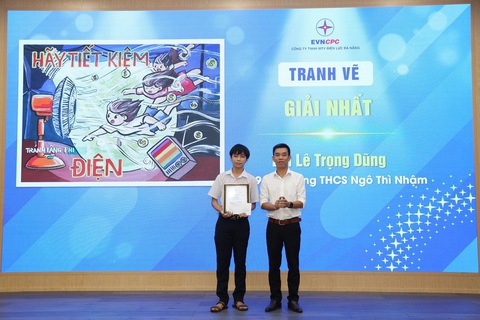 PC Đà Nẵng cùng học sinh tuyên truyền tiết kiệm điện- Ảnh 2. Ông Nguyễn Bình Nam - Trưởng ban Truyền thông EVNCPC - chúc mừng các em học sinh đạt giải