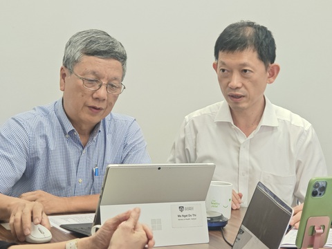 GS.TS Nguyễn Gia Bình hướng dẫn tập huấn xử trí cấp cứu do sốc nhiệt - Ảnh: DƯƠNG LIỄU GS.TS Nguyễn Gia Bình hướng dẫn tập huấn xử trí cấp cứu do sốc nhiệt - Ảnh: DƯƠNG LIỄU