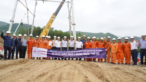 Chủ tịch EVNHCMC thăm Đội xung kích hỗ trợ thi công đường dây 500kV mạch 3- Ảnh 4. Đoàn EVNHCMC thể hiện quyết tâm hoàn thành công việc được giao - Ảnh: EVNHCMC