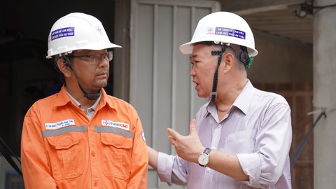 Chủ tịch EVNHCMC thăm Đội xung kích hỗ trợ thi công đường dây 500kV mạch 3- Ảnh 1. Ông Phạm Quốc Bảo - chủ tịch HĐTV EVNHCMC, ân cần thăm hỏi tình hình nơi ăn, chốn ở của tổ xung kích đang hỗ trợ thi công dự án đường dây 500kV mạch 3 Quảng Trạch - Phố Nối tại tỉnh Nghệ An - Ảnh: EVNHCMC