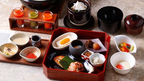 Trả 2.500 USD tiền khách sạn 5 sao để... đói ăn- Ảnh 1. Một bữa ăn ở Kahala Hotel & Resort ở thành phố Yokohama, tỉnh Kanagawa
