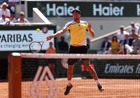 Carlos Alcaraz lần đầu vô địch Roland Garros sau 5 ván trước Zverev- Ảnh 8. Zverev đạt phong độ cao ở ván để quân bình tỉ số trận chung kết Roland Garros - Ảnh: REUTERS