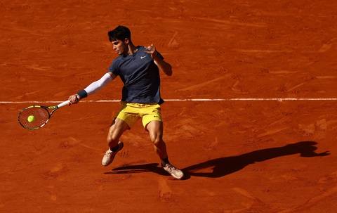 Carlos Alcaraz lần đầu vô địch Roland Garros sau 5 ván trước Zverev- Ảnh 5. Alcaraz có khởi đầu thuận lợi ở ván 4 - Ảnh: REUTERS