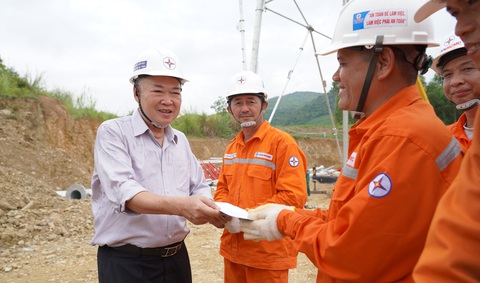 Chủ tịch EVNHCMC thăm Đội xung kích hỗ trợ thi công đường dây 500kV mạch 3- Ảnh 3. Ông Phạm Quốc Bảo - chủ tịch HĐTV EVNHCMC tặng quà cho tổ xung kích EVNHCMC tại vị trí trụ VT29 - Ảnh: EVNHCMC