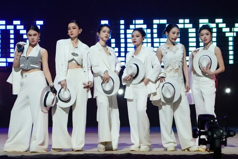 Từ trái qua: các nghệ sĩ Tạ Kim Yến, Viên Á Duy, Trần Hạo Vũ, Vinida, Nicole và Suni Hạ Linh được khen kết hợp nhuần nhuyễn, cống hiến màn biểu diễn mãn nhãn trên sân khấu Đạp gió 2024. Từ trái qua: các nghệ sĩ Tạ Kim Yến, Viên Á Duy, Trần Hạo Vũ, Vinida, Nicole và Suni Hạ Linh trên sân khấu công diễn 4 chương trình Đạp gió 2024