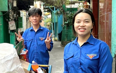 Lý Mỹ Duyên (phải) cùng đoàn viên thu gom ve chai gây quỹ chăm lo thanh thiếu nhi khó khăn - Ảnh: NVCC Lý Mỹ Duyên (phải) cùng đoàn viên thu gom ve chai gây quỹ chăm lo thanh thiếu nhi khó khăn - Ảnh: NVCC