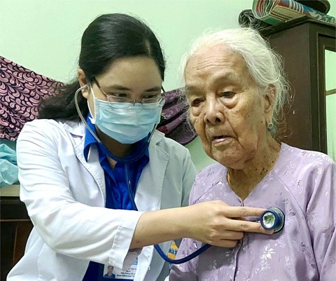 Nguyễn Trúc Phương thăm khám tại nhà cho người cao tuổi - Ảnh: K.A. Nguyễn Trúc Phương thăm khám tại nhà cho người cao tuổi - Ảnh: K.A.