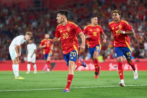 Tin tức thể thao sáng 9-6: Ronaldo không được ra sân, Bồ Đào Nha bại trận- Ảnh 3. Niềm vui của các cầu thủ Tây Ban Nha sau khi ghi bàn vào lưới Bắc Ireland - Ảnh: TELEGRAPH