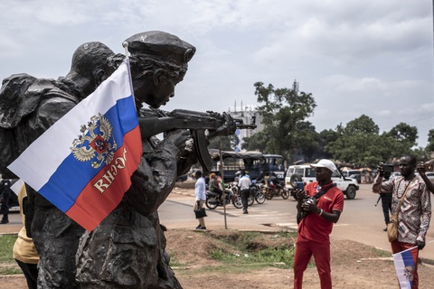 Bloomberg: Nga ép lao động châu Phi lựa chọn bị trục xuất hoặc sang mặt trận Ukraine- Ảnh 1. Người dân ở thủ đô Bangui, Cộng hòa Trung Phi chụp hình bức tượng các chuyên gia đào tạo quân sự Nga vào tháng 3-2023 - Ảnh: AFP