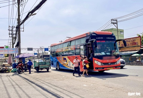 Tin tức sáng 10-6: Chủ tịch TP.HCM yêu cầu dẹp xe dù, bến cóc; Tiêu thụ điện tháng 6 dự báo tăng vọt- Ảnh 1. Chủ tịch UBND TP.HCM yêu cầu kiểm soát xử nghiêm
