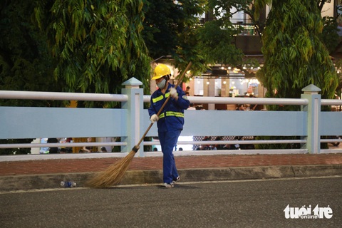 Rác ngổn ngang sau pháo hoa Đà Nẵng, bao giờ hết cảnh người xả người đi dọn?- Ảnh 11. Đêm qua, lực lượng công nhân môi trường đã được về nhà sớm hơn những mùa lễ hội trước đây nhờ sự chung tay của mọi người - Ảnh: ĐOÀN NHẠN