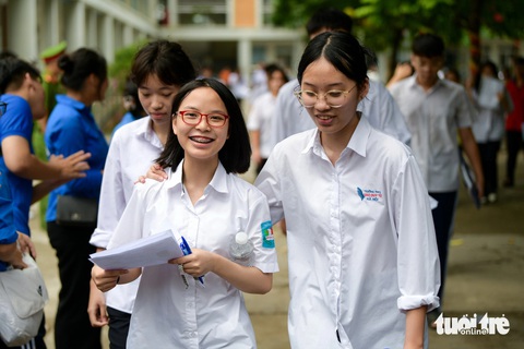 Nhiều thí sinh tại điểm thi Trường THCS Mễ Trì ra khỏi phòng thi môn văn với tâm trạng hứng khởi, vui vẻ - Ảnh: NAM TRẦN Nhiều thí sinh tại điểm thi Trường THCS Mễ Trì ra khỏi phòng thi môn văn với tâm trạng hứng khởi, vui vẻ - Ảnh: NAM TRẦN
