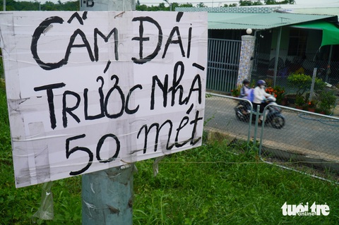 Người dân sống gần cao tốc khốn khổ vì tài xế 'giải quyết nhu cầu'- Ảnh 6. Do đường cao tốc gần nhà dân nên người dân phải chịu đựng mùi hôi thối nồng nặc vì tài xế và khách tiểu bậy