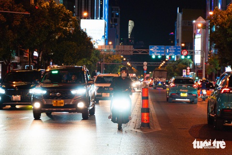 Một chiếc xe máy muốn vượt sang làn đường đối diện nhưng lại phật đèn pha chiếu trực tiếp các phương tiện bên làn ngược lại - Ảnh: THANH HIỆP Một chiếc xe máy muốn vượt sang làn đường đối diện nhưng lại phật đèn pha chiếu trực tiếp các phương tiện bên làn ngược lại, gây chói mắt trên đường Nam Kỳ Khởi Nghĩa, quận 3