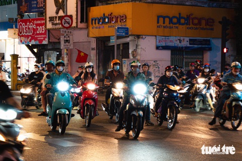 Rất nhiều phương tiện cùng lúc mở đèn pha khi rẻ cua gây chói mắt trên đường Nguyễn Đình Chiểu, quận Phú Nhuận - Ảnh: THANH HIỆP Rất nhiều xe máy cùng lúc mở đèn pha khi rẽ cua gây chói mắt trên đường Phan Đình Phùng, quận Phú Nhuận
