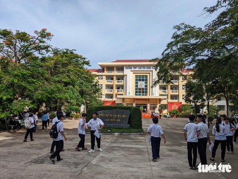 Giám đốc sở nói gì về đề thi văn trích dẫn sai 'lúa vàng, gạo trắng' thành 'lúa gạo, vàng trắng'?- Ảnh 1. Các thí sinh dự thi vào lớp 10 Trường THPT chuyên Hùng Vương, tỉnh Gia Lai, ngày 8-6 - Ảnh: TẤN LỰC