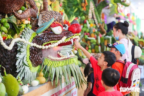 Du khách ngẩn ngơ ngắm tác phẩm tạo hình từ trái cây- Ảnh 2. Các em nhỏ thích thú với những tác phẩm được tạo hình từ trái cây