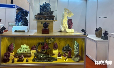 Chiêm ngưỡng sản phẩm trang sức, đá quý tại triển lãm quốc tế ở TP.HCM- Ảnh 7. Triển lãm không thiếu những tác phẩm đá quý giá trị từ 1 đến 5 tỉ đồng, thu hút nhiều khách tham quan chiêm ngưỡng - Ảnh: H.K.