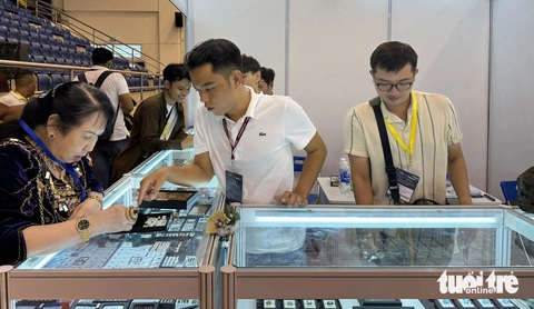 Chiêm ngưỡng sản phẩm trang sức, đá quý tại triển lãm quốc tế ở TP.HCM- Ảnh 1. Triển lãm thu hút được 50 doanh nghiệp cùng hơn 100 gian hàng, trong đó nhiều doanh nghiệp giới thiệu các bộ sưu tập mới - Ảnh: H.K.