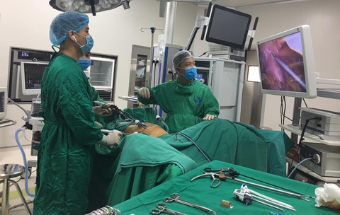 Mất bao lâu polyp đại tràng trở thành khối ung thư?- Ảnh 1. Phẫu thuật nội soi cắt polyp đại tràng tại Bệnh viện K - Ảnh: BVCC