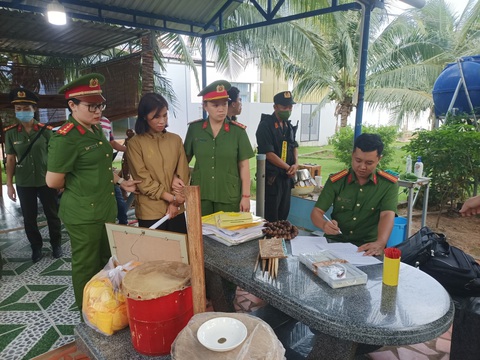 Khởi tố 4 bị can bắt giữ người trái pháp luật để Cơ quan cảnh sát điều tra Công an TP Phan Thiết, tỉnh Bình Thuận khám xét nhà các bị can - Ảnh: Công an Bình Thuận