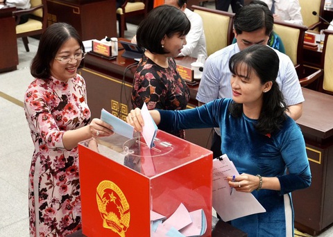 Các đại biểu HĐND TP.HCM tham gia bỏ phiếu bầu - Ảnh: HỮU HẠNH Các đại biểu HĐND TP.HCM tham gia bỏ phiếu bầu - Ảnh: HỮU HẠNH
