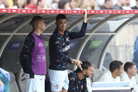 Tin tức thể thao sáng 9-6: Ronaldo không được ra sân, Bồ Đào Nha bại trận- Ảnh 1. Ronaldo trên băng ghế dự bị Bồ Đào Nha trong trận thua Croatia 1-2 - Ảnh: AP