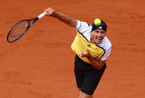 Carlos Alcaraz lần đầu vô địch Roland Garros sau 5 ván trước Zverev- Ảnh 13. Zverev đang chơi tốt hơn so với những phút đầu - Ảnh: REUTERS
