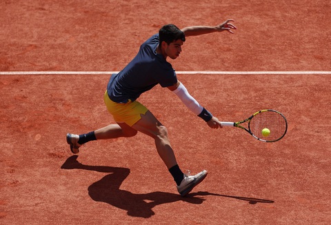 Carlos Alcaraz lần đầu vô địch Roland Garros sau 5 ván trước Zverev- Ảnh 14. Alcaraz sớm giành lợi thế ở trận chung kết - Ảnh: REUTERS